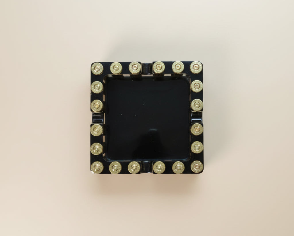 Klassik Viereck-Epoxidharz Aschenbecher in - Schwarz-Gold mit eingegossenem Recycelten Messing von oben fotografiert