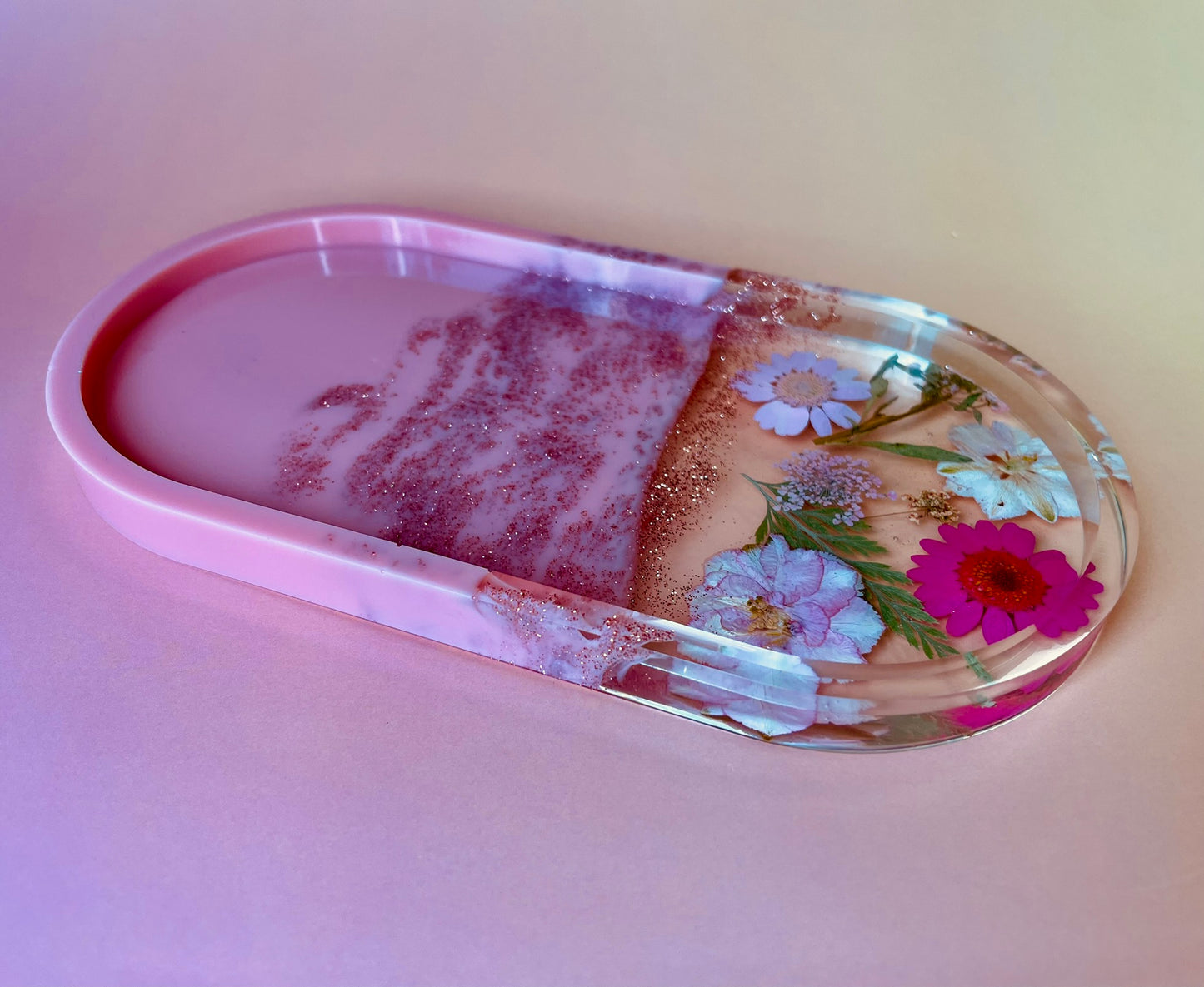 Ovale Schmuckschale mit Echten Blüten – Handgefertigtes Epoxidharz-Unikat