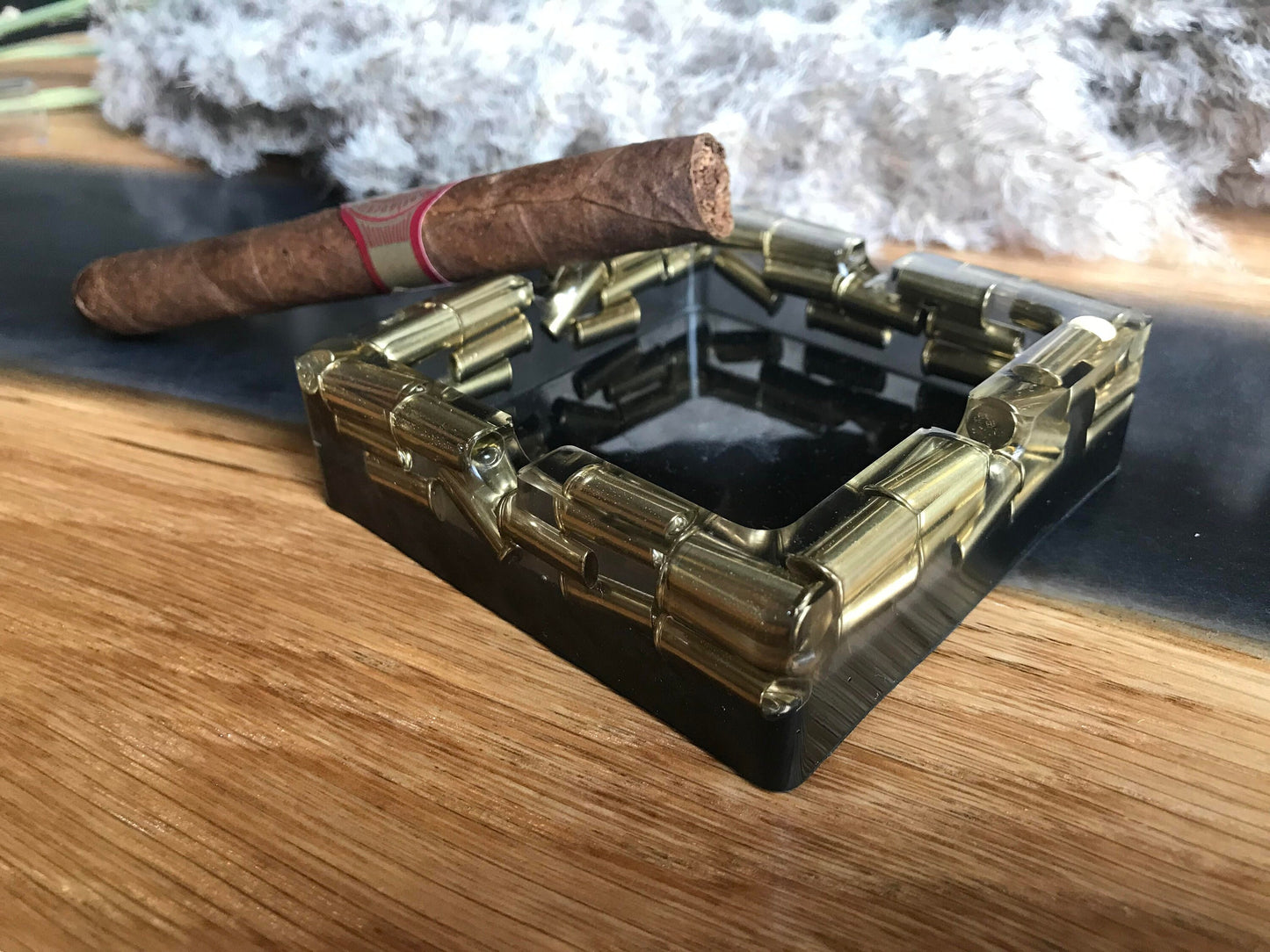 ELEGANT Resin ashtray with cartridge cases