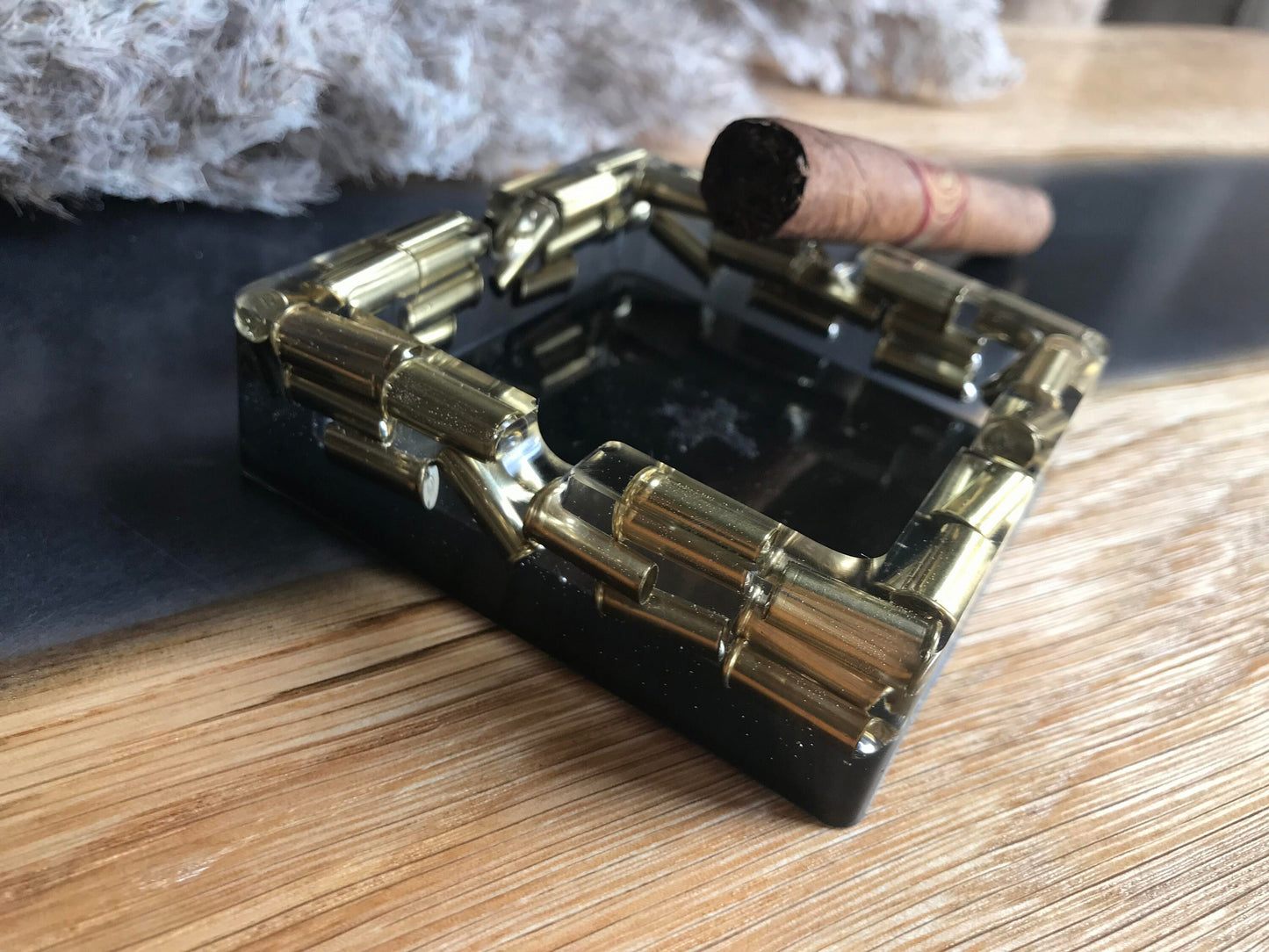 ELEGANT Resin ashtray with cartridge cases