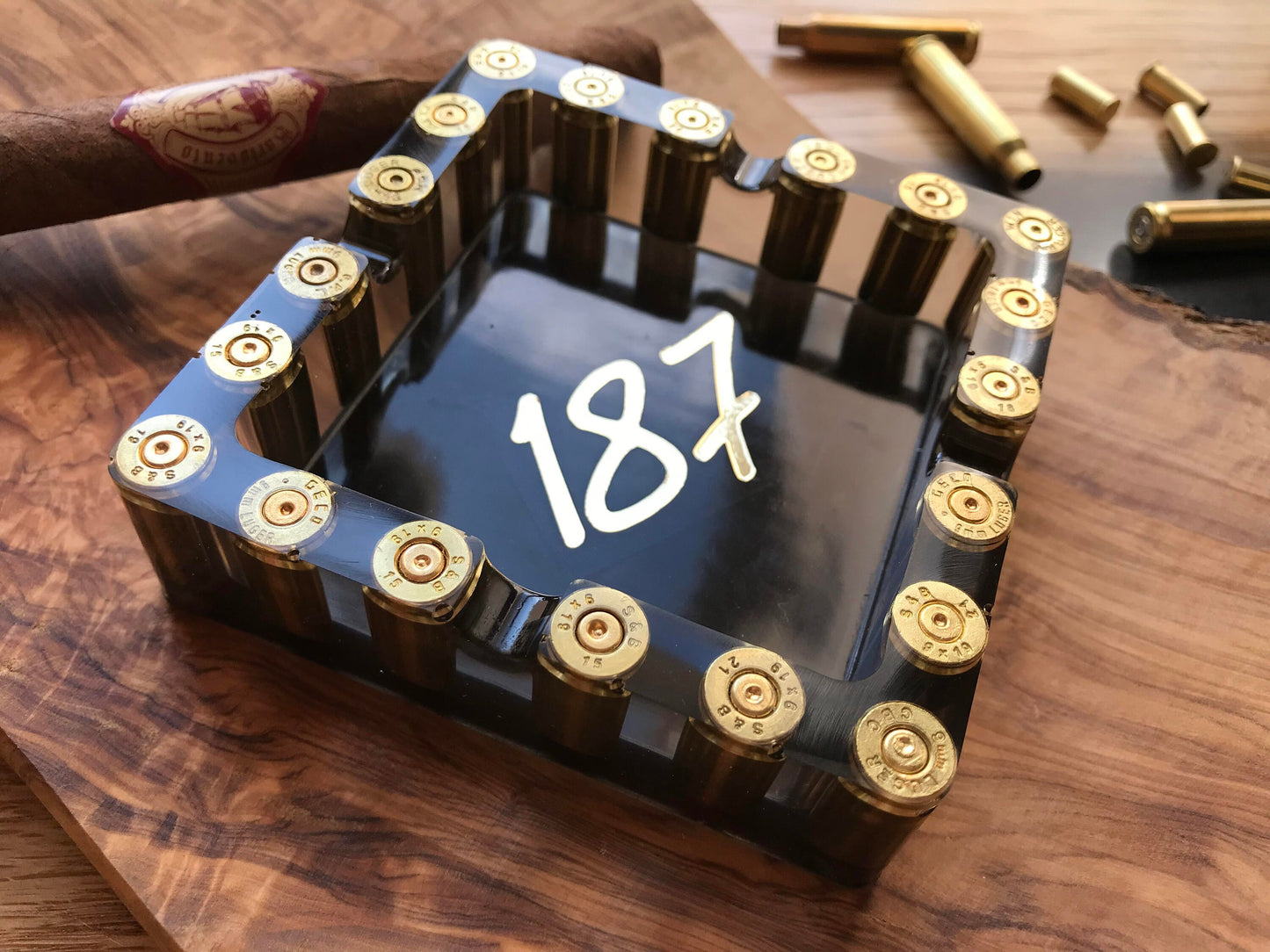 Aschenbecher aus Epoxidharz 187 Männer Geschenk Geschänk zum Vatertag Jäger Soldier Army Military Bundeswehr Ammo Bullet Resin Shotgun Patronen Terasse