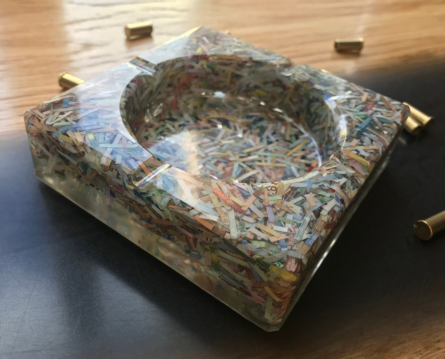 BANK Aschenbecher aus Resin mit echten geschredderten Geldscheinen-Geld-Geschenk-Geschenk für Freund-Money-Garten-Partyzubehör-Bar-Tischdeko