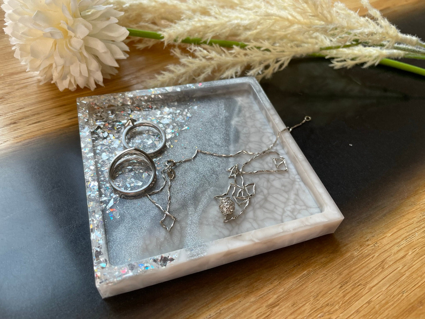 Schmuckschale / Tray aus Epoxidharz in Silber- Grau Marmoroptik mit Glitzern