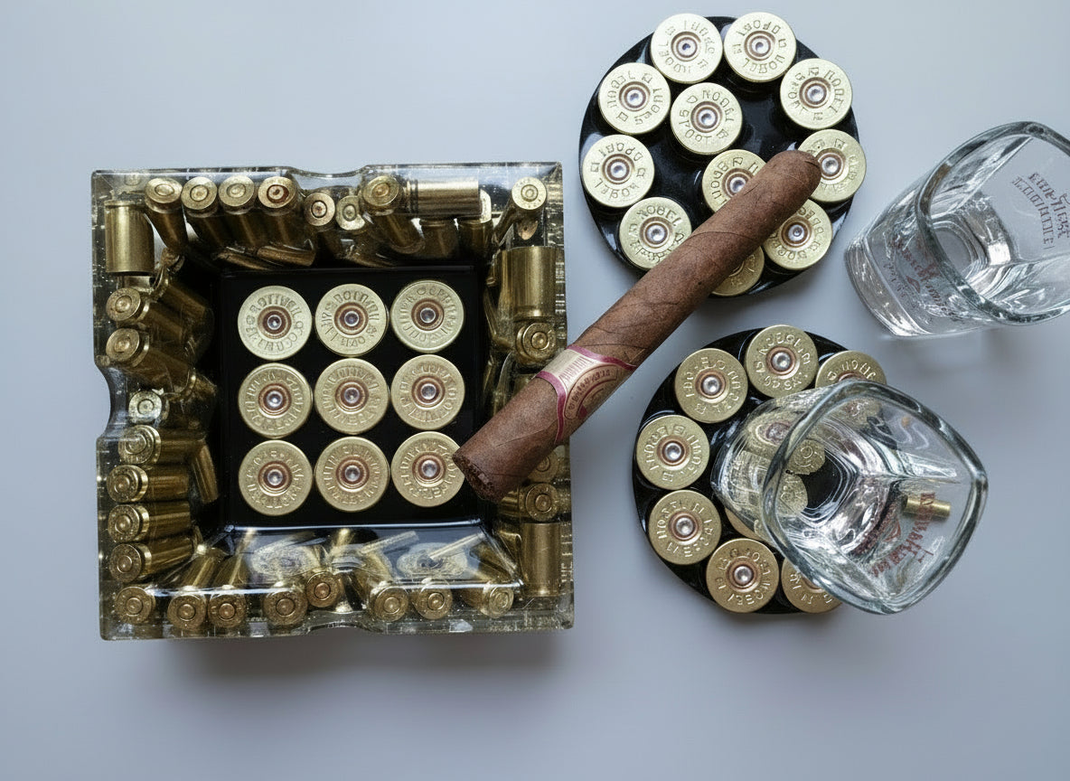 Ausgefallener Epoxidharz Aschenbecher mit recycelten Messinghülsen mit Untersetzer, Zigarre und Schnapsgläser- von oben fotografiert 