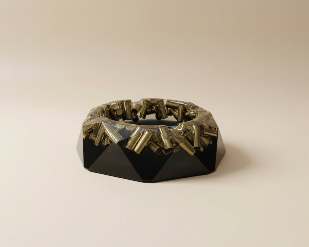 Epoxidharz Aschenbecher in Diamant Form - Schwarz-Gold mit eingegossenem Recycelten Messing von der Seite 