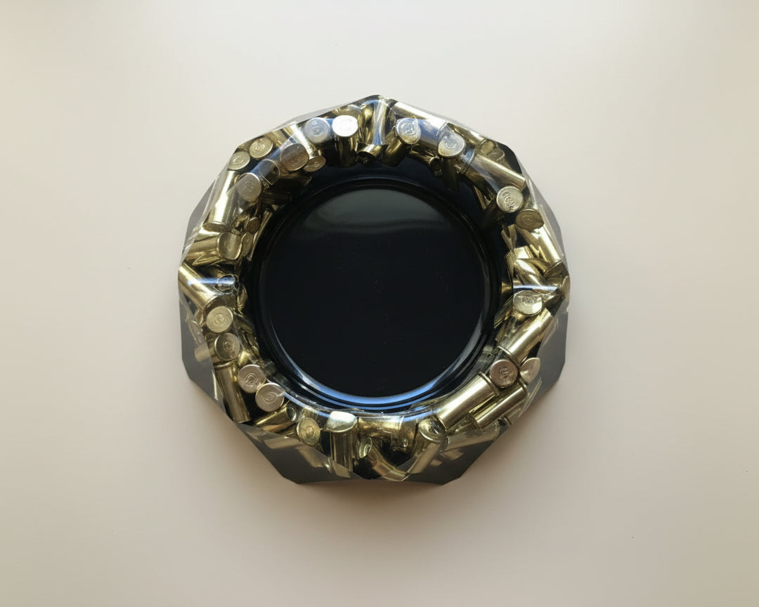 Epoxidharz Aschenbecher in Diamant Form - Schwarz-Gold mit eingegossenem Recycelten Messing von oben fotografiert