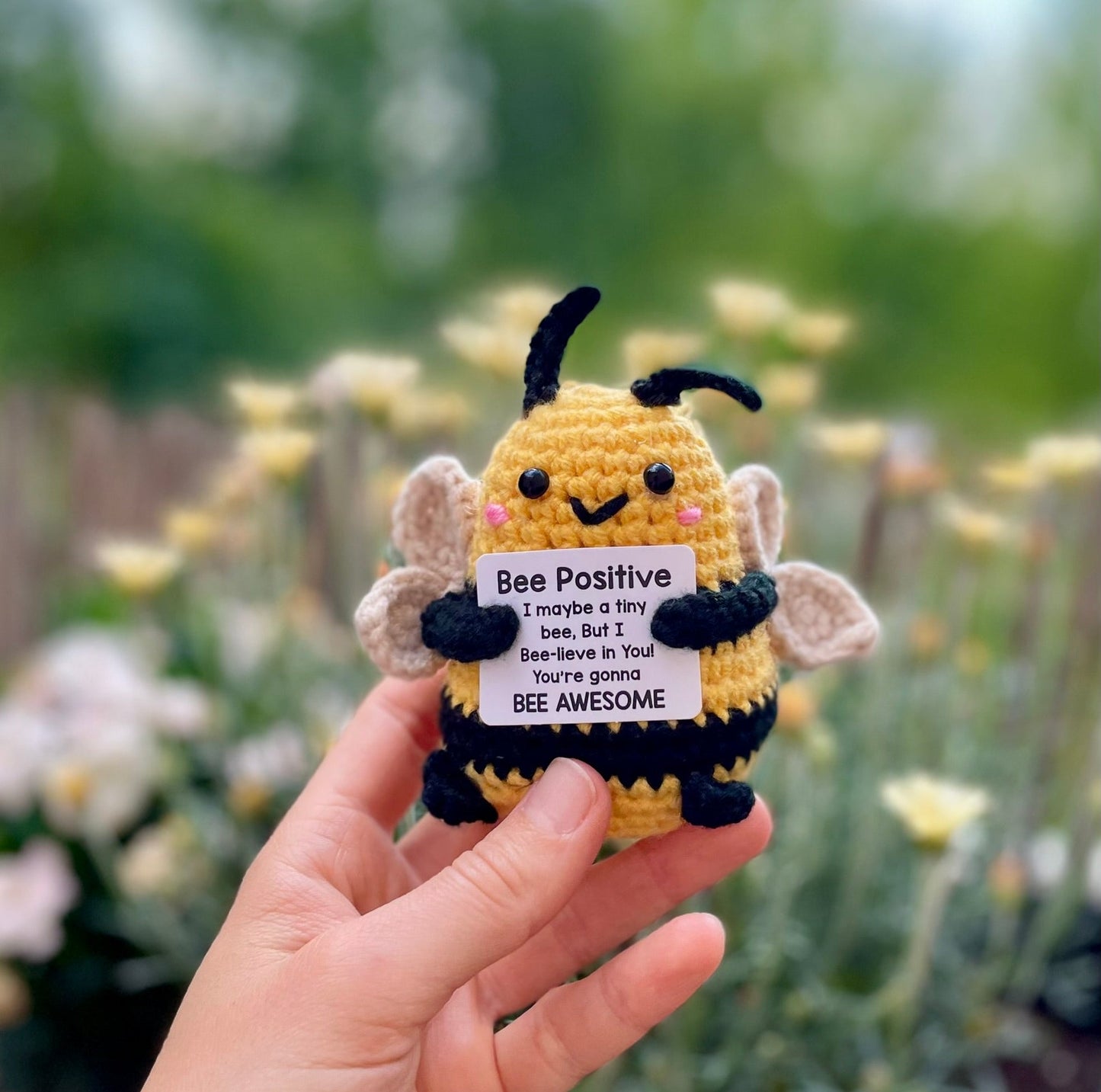 Gehäkelte Biene - Positive Bee zwischen den Blumen
