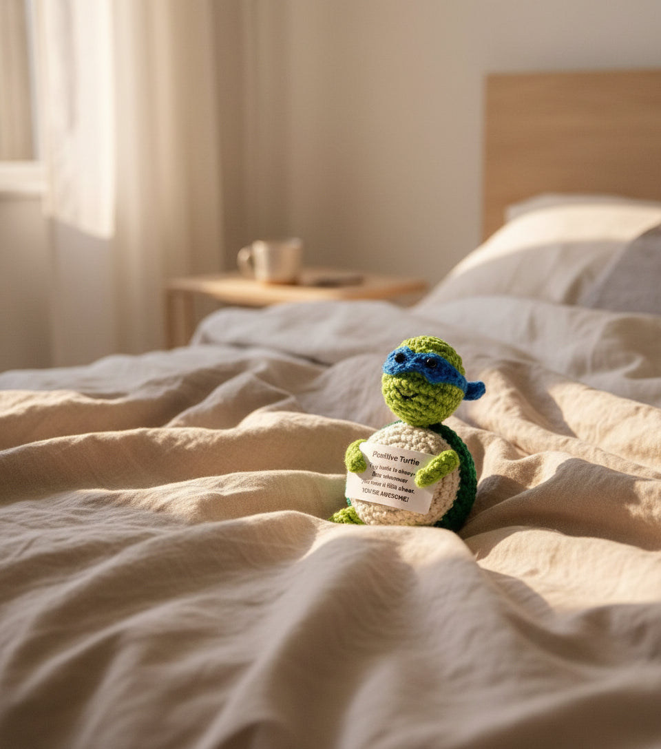 Positive Schildkröte im Bett - gehäkelte Figur mit motivierender Botschaft - Ninja Stil 