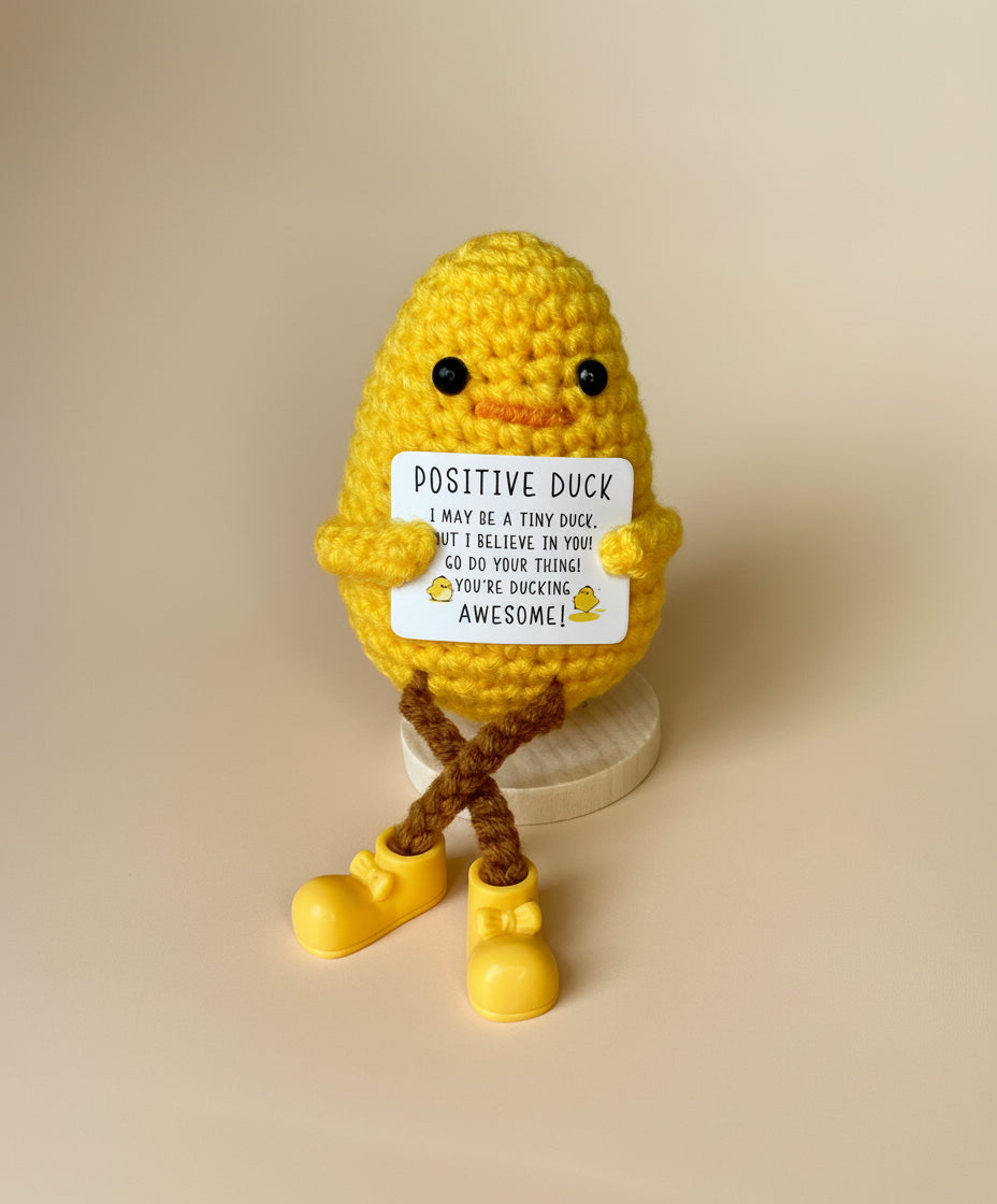 Positive Ente mit hängenden Beinen im Studio 