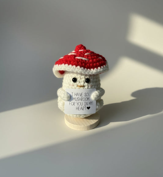 Gehäkelter Pilz | Positive Mushroom im Studio mit natürlichem Licht - in Rot- weiß