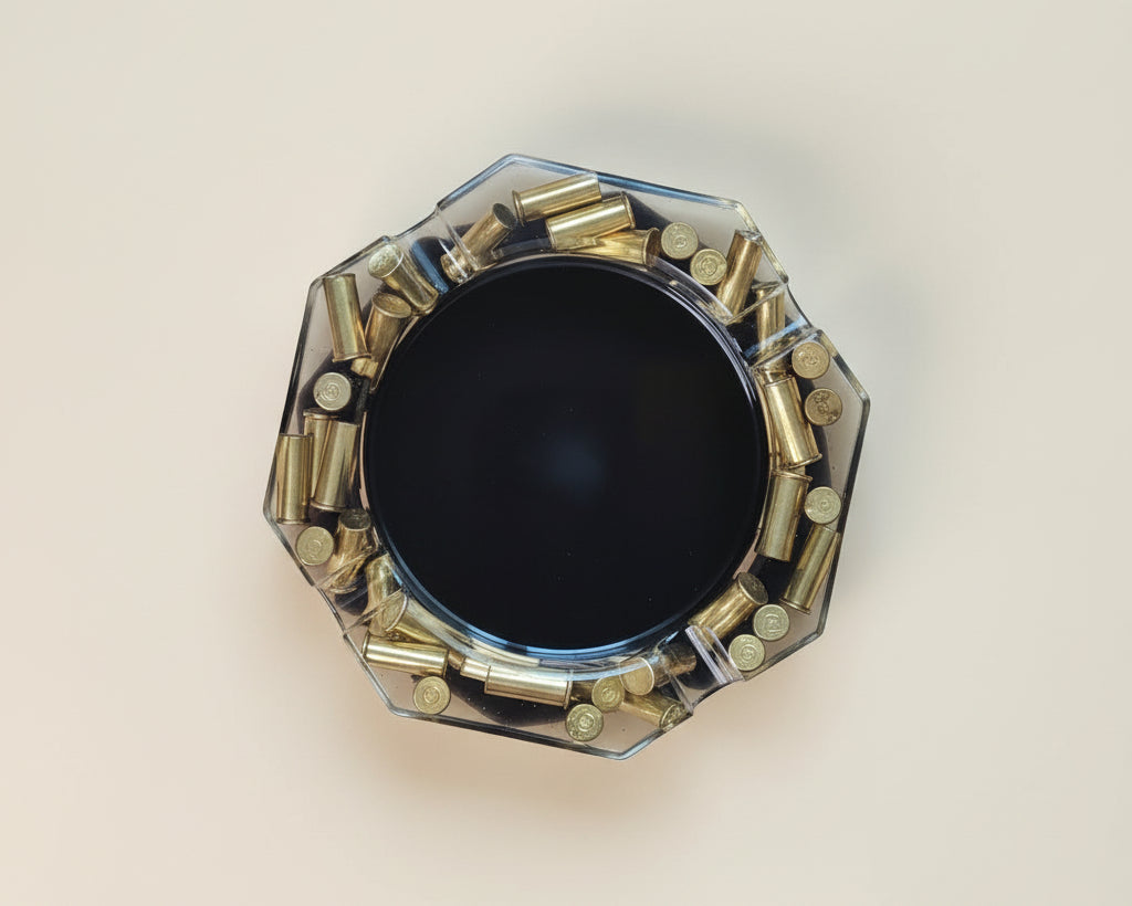 Epoxidharz Aschenbecher in 8-EckForm - Schwarz-Gold mit eingegossenem Recycelten Messing - Ansicht von oben 