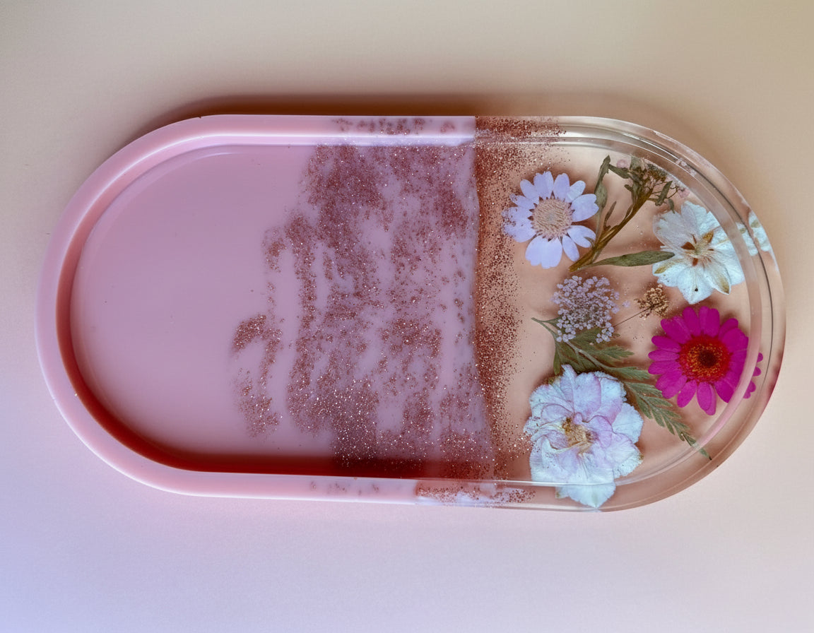 Ovale Schmuckschale mit Echten Blüten – Handgefertigtes Epoxidharz-Unikat