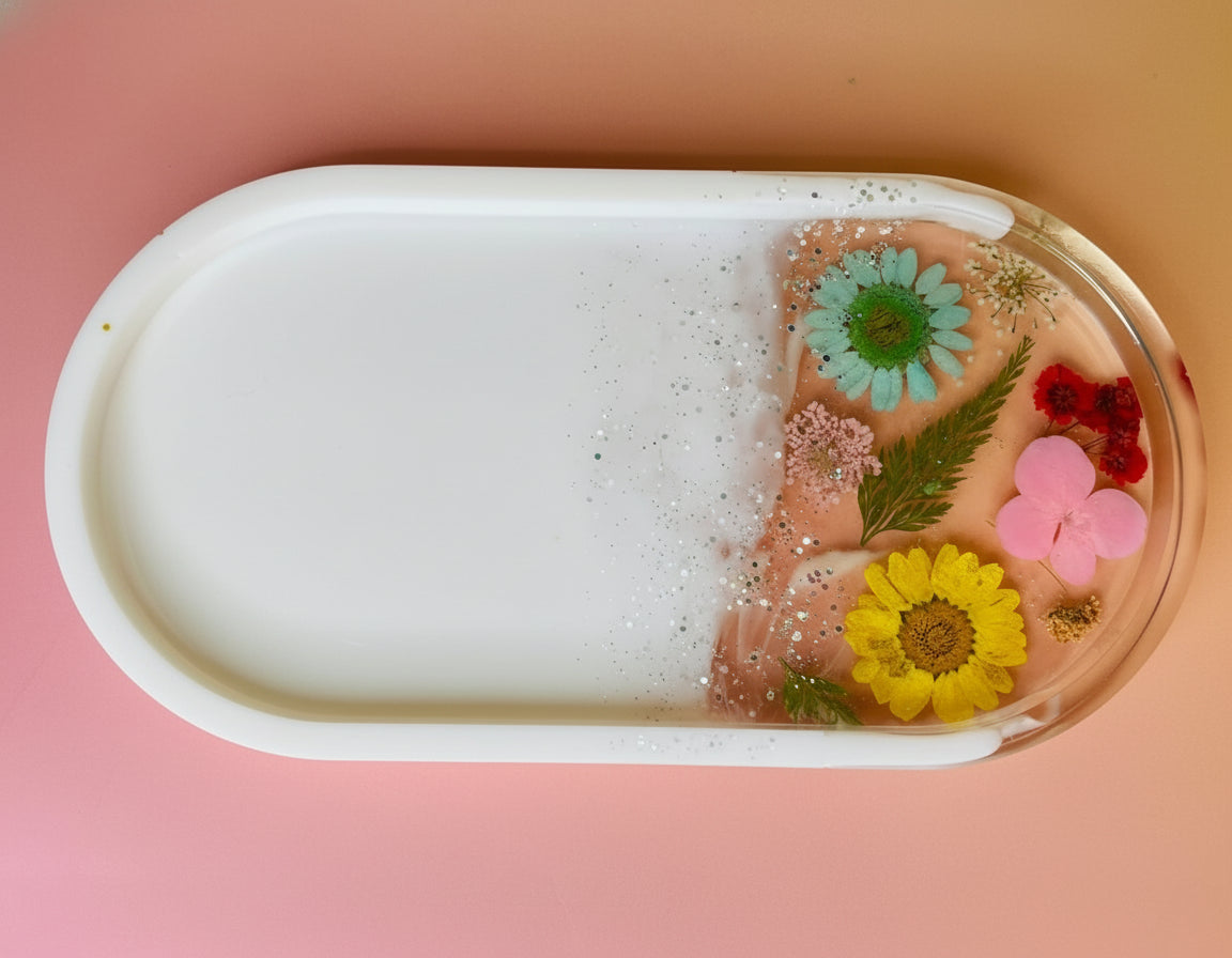 Ovale Schmuckschale mit Echten Blüten – Handgefertigtes Epoxidharz-Unikat