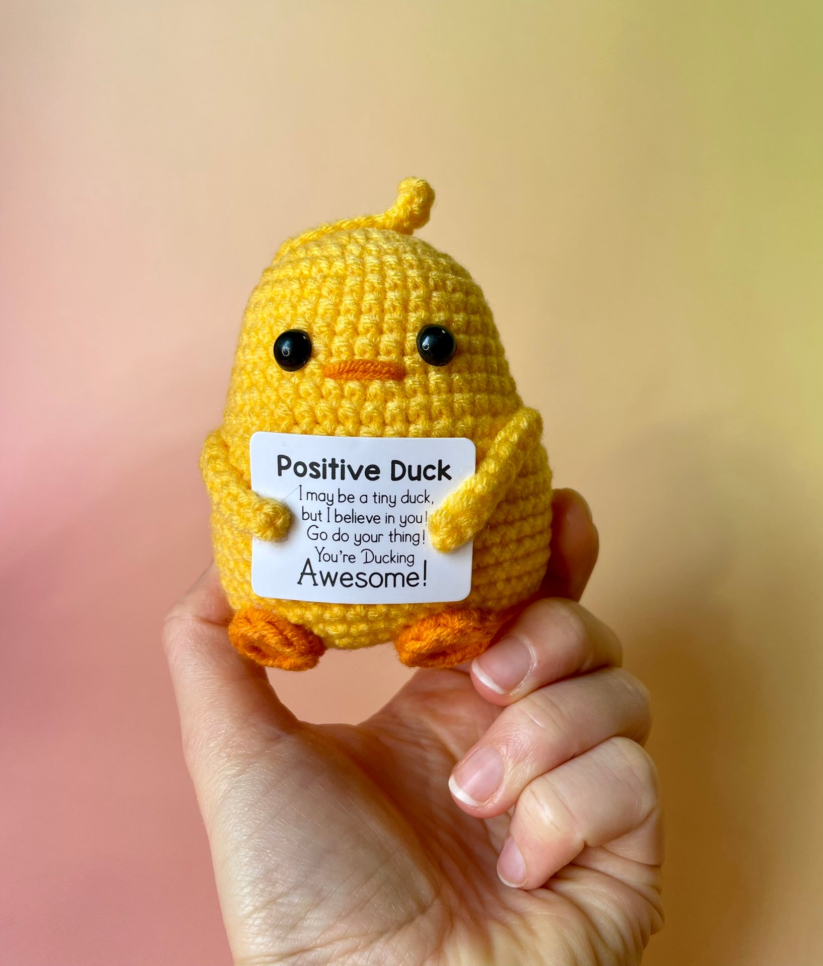 Positive Ente mit großem Po - Big Butt gehäkelte Ente in der Hand gehalten 