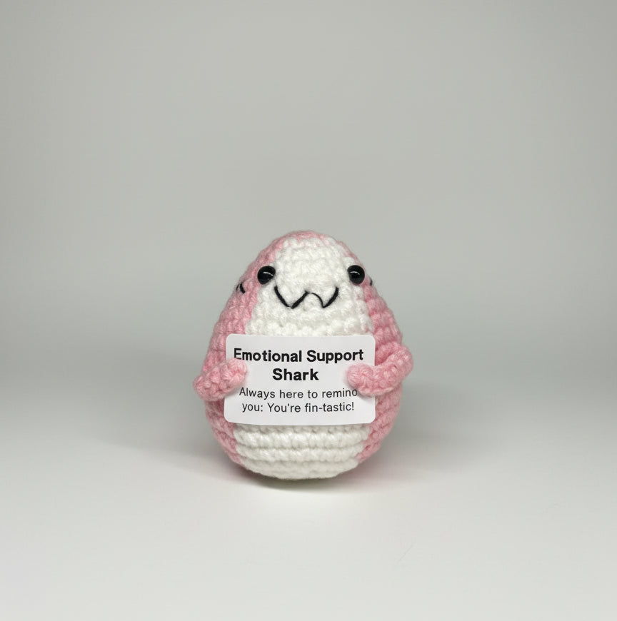 Gehäkelte Hai mir positiver Botschaft "Emotional Support Shark" - in rosa