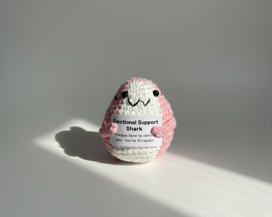 Gehäkelte Hai mir positiver Botschaft "Emotional Support Shark" in rosa - im Sonnenlicht 