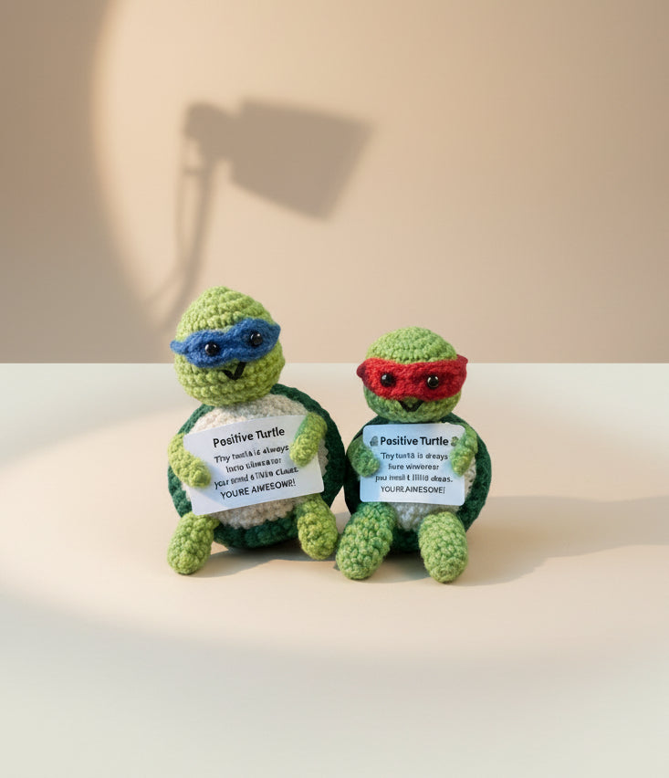 Zwei Positive Schildkröte - gehäkelte Figuren mit motivierender Botschaft in Blau und Rot in Ninja Stil.