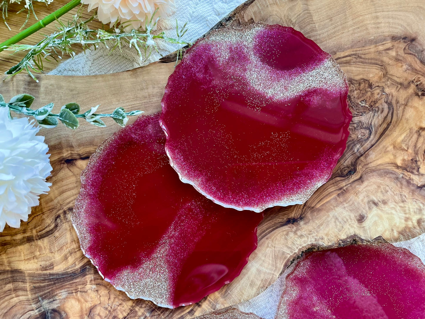 Glitzer Untersetzer aus Epoxiddharz 2er Set in Berri-Gold Farbe - Marmor-Optik von oben fotografiert