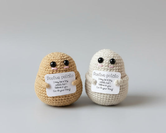 Gehäkelte Positive Potato in Beige und in Weiß nebeneinander