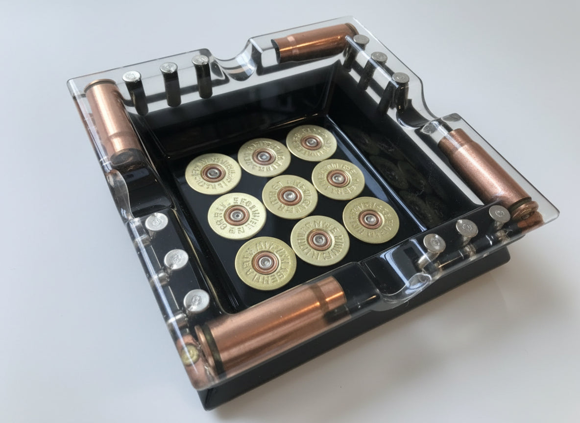 Einzigartiger Aschenbecher aus Epoxidharz mit Recyceltem Messing - Studiofoto
