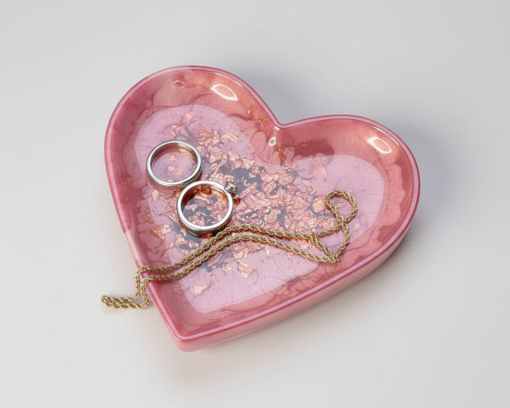 Herzförmige Schmuckschale aus Epoxidharz - in Rosa mit Rose Gold 