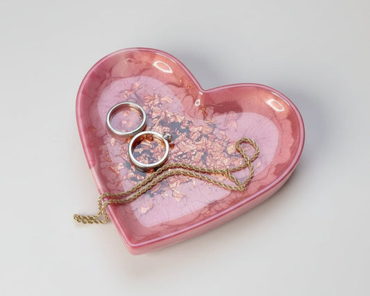 Herzförmige Schmuckschale aus Epoxidharz - in Rosa mit Rose Gold 