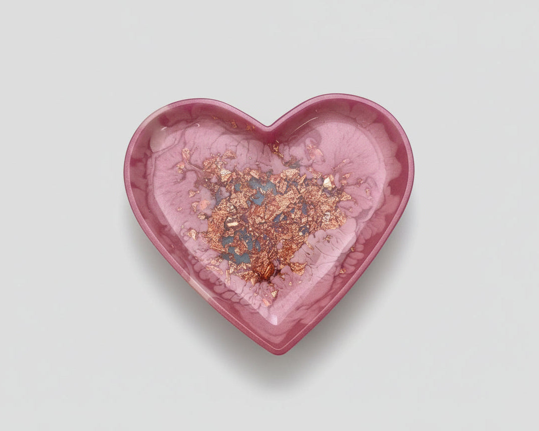 Herzförmige Schmuckschale aus Epoxidharz in Rosa, mit Rose Gold Flocken in der Mitte - Ansicht von oben