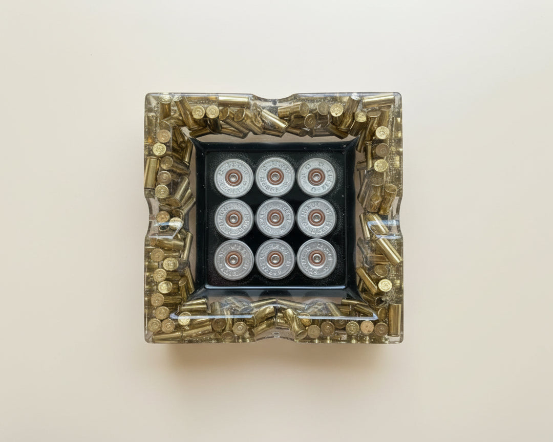 XL Epoxidharz Aschenbecher in Silber-Gold-Schwarz von oben fotografiert mit Militärausrüstung als Deko