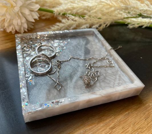 Schmuckschale / Tray aus Epoxidharz in Silber- Grau Marmoroptik mit Glitzern
